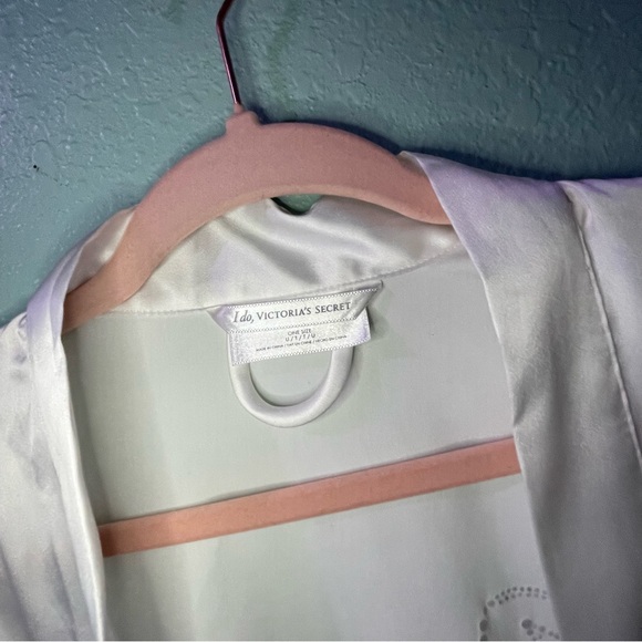 Victoria's Secret White Robe Intimates Sleepwear - Picture 5 of 5